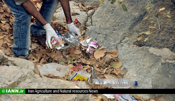 گزارش تصویری/ پاکسازی پارک مادر در شاهرود از زباله