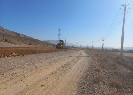 ۴۰۰ متر جاده بین مزارع حومه ارسنجان مرمت وبازسازی شد